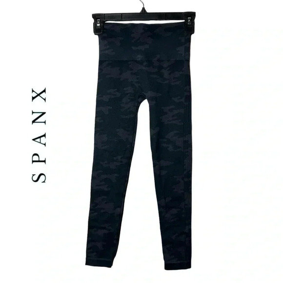 1708. SPANX CAMO SEAMLESS LEGGINGS SIZE XSMALL 7/8‎ LENGTH BLACK/GRAY IN COLOR - Picture 1 of 9